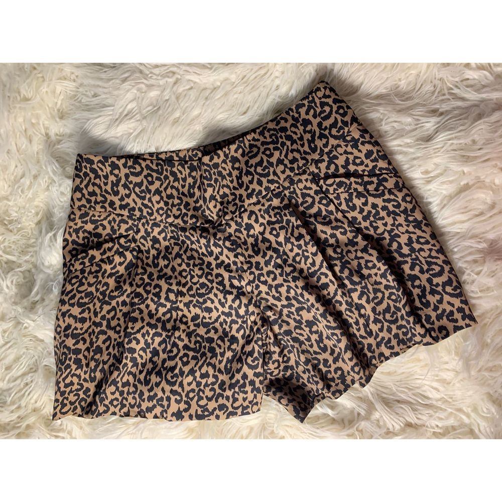 BRAND NEW LOFT Size 6 small brown leopard shorts